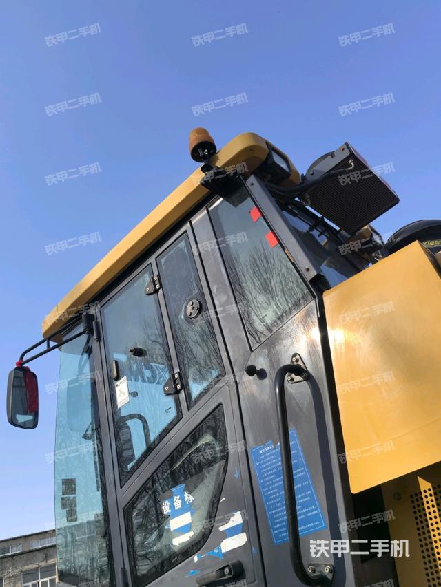 左侧正面照（压路机驾驶室）