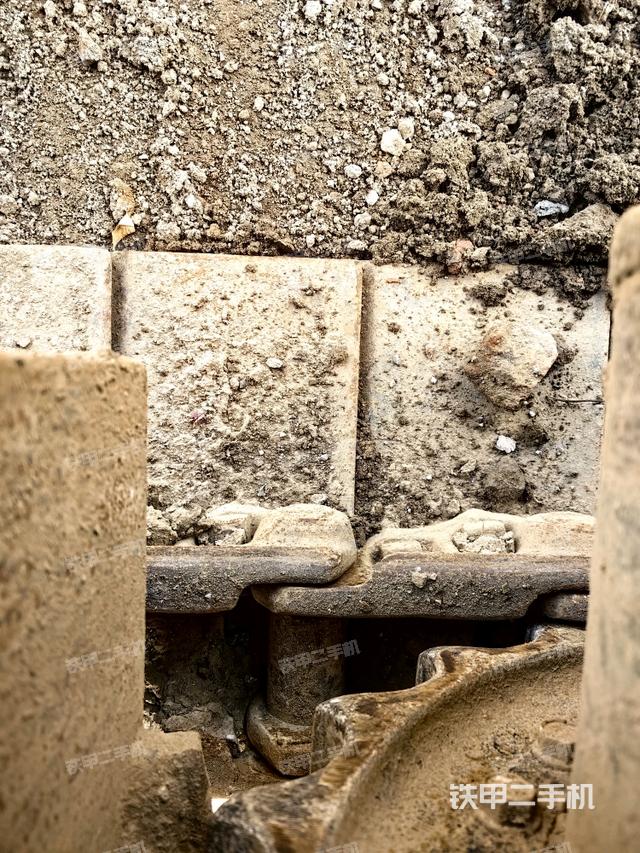 左驅(qū)動輪（行走機構(gòu)）