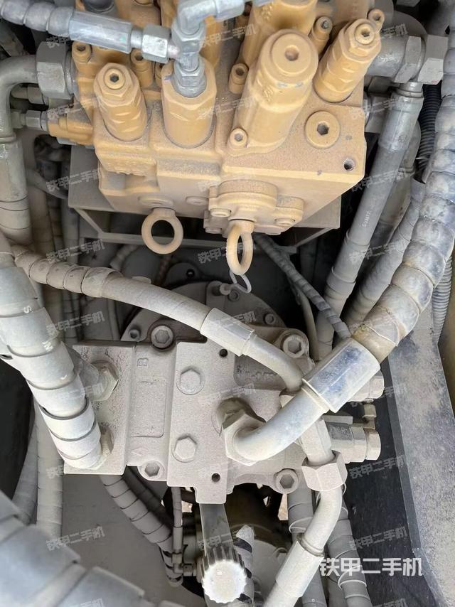 回转马达和主控阀（整机外观）