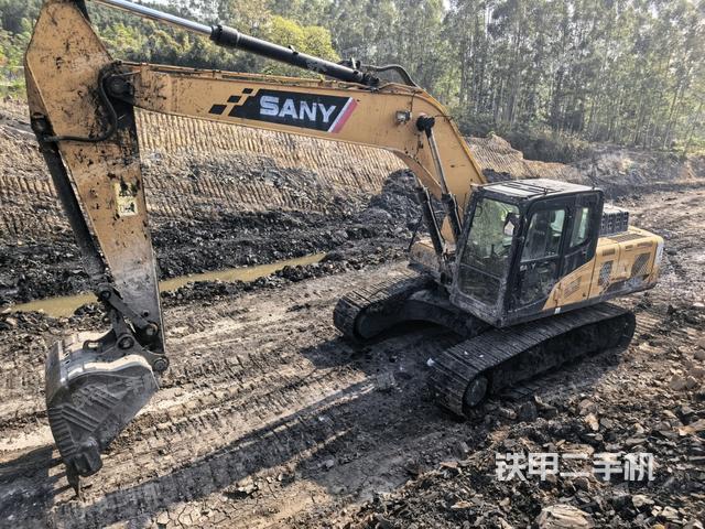 三一重工SY215C挖掘機(jī)