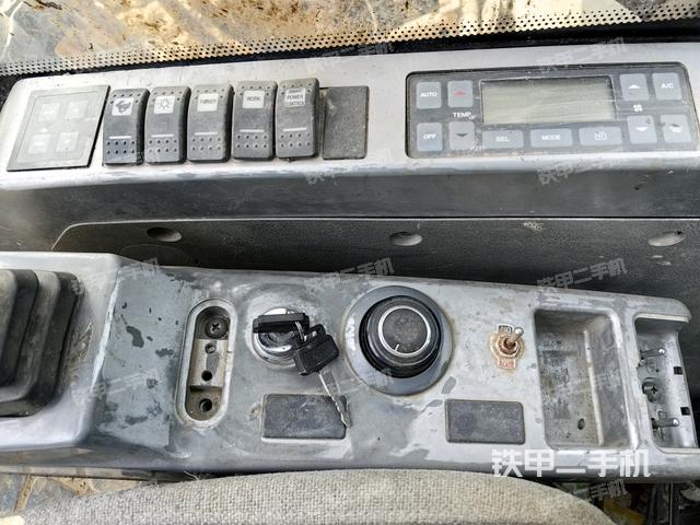 座椅左側(cè)控制臺/音響/含左手柄（駕駛室部分）