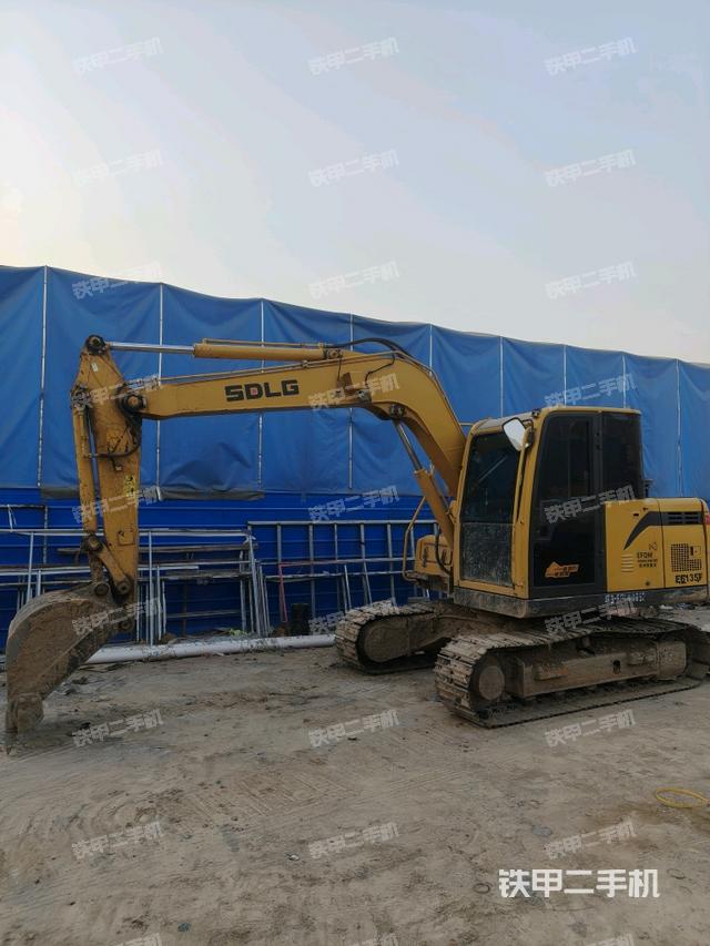 山东临工E675F挖掘机