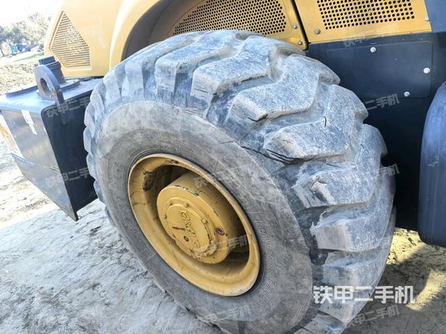 正后侧（压路机前后车架）