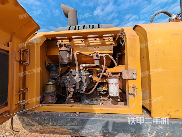 液压泵舱室正面整体（整机外观）