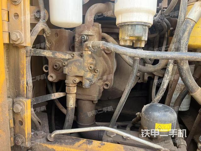 液压泵舱室正面整体（整机外观）