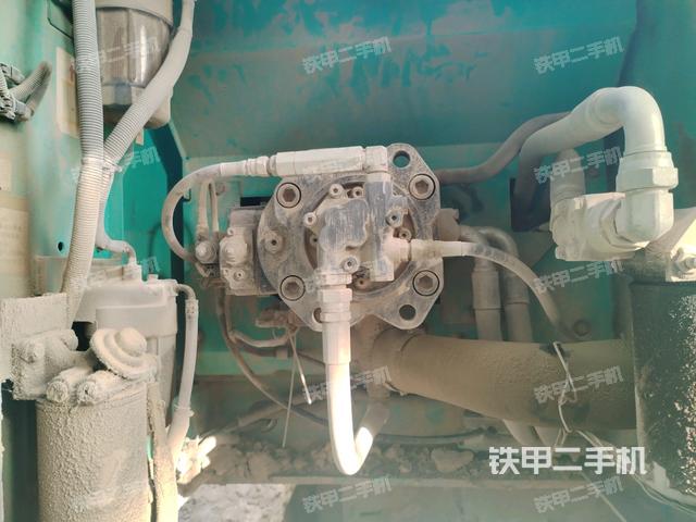 液压泵舱室正面整体（整机外观）