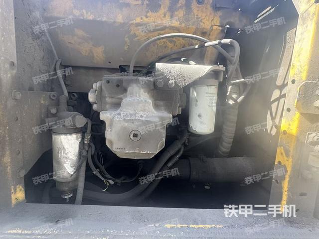 液压泵舱室正面整体（整机外观）