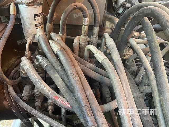 回转马达和主控阀（整机外观）