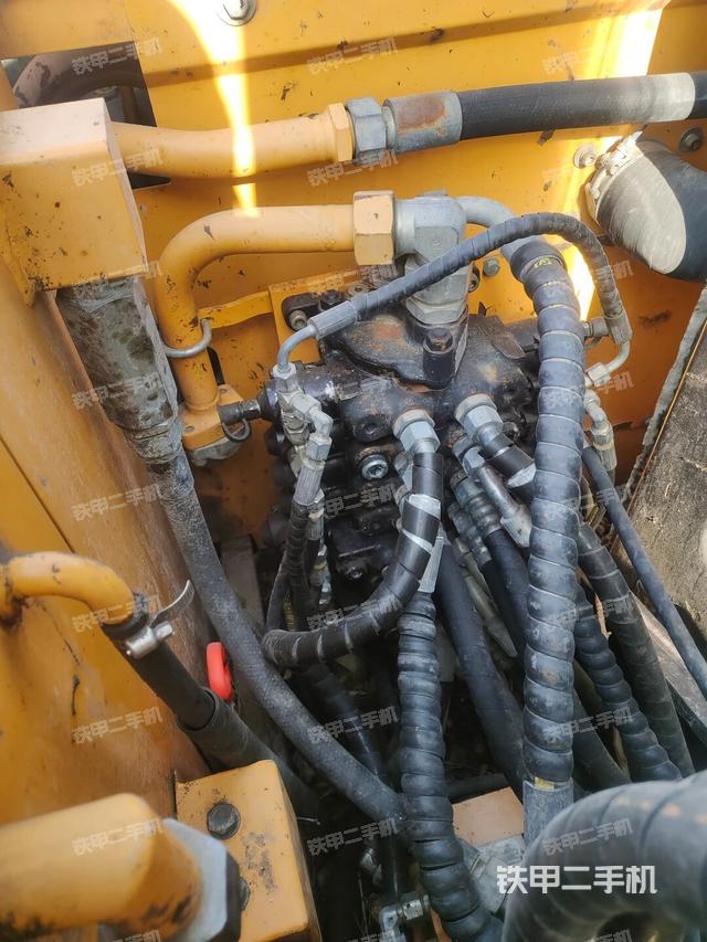 回转马达和主控阀（整机外观）