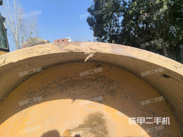 后輪右側(cè)全景（壓路機(jī)前后車架）