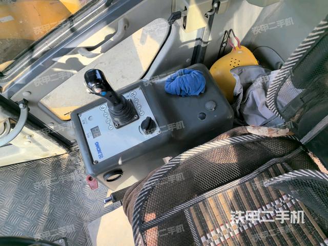 驾驶室侧向上照全景（压路机驾驶室）