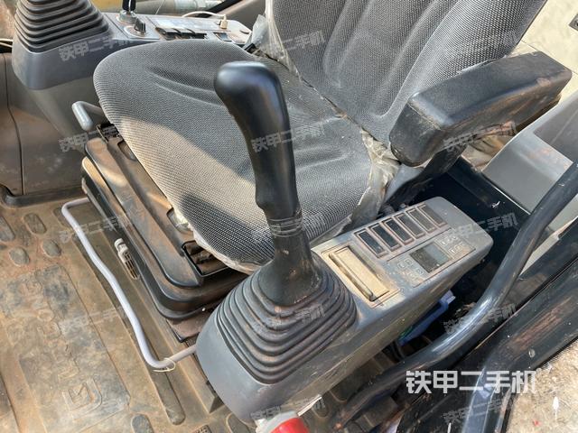 行走控制手柄和踏板?俯拍（駕駛室部分）