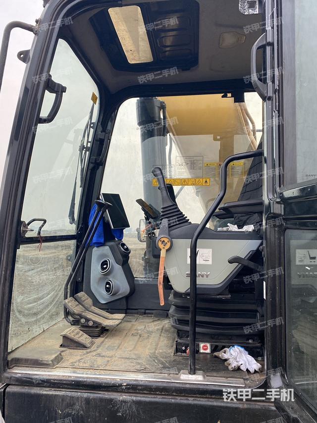 驾驶室顶部（整机外观）