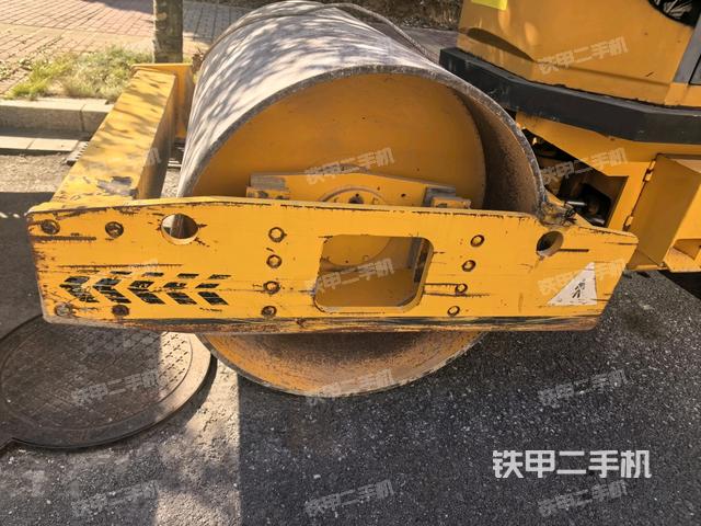 前车架正右侧（压路机前后车架）