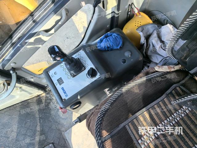 操作台全景（压路机驾驶室）