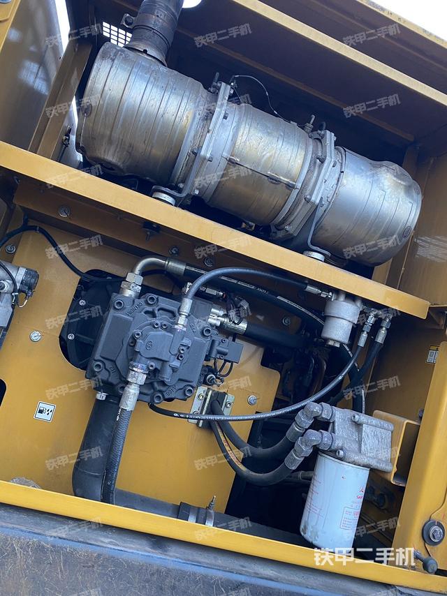 液压泵舱室正面整体（整机外观）