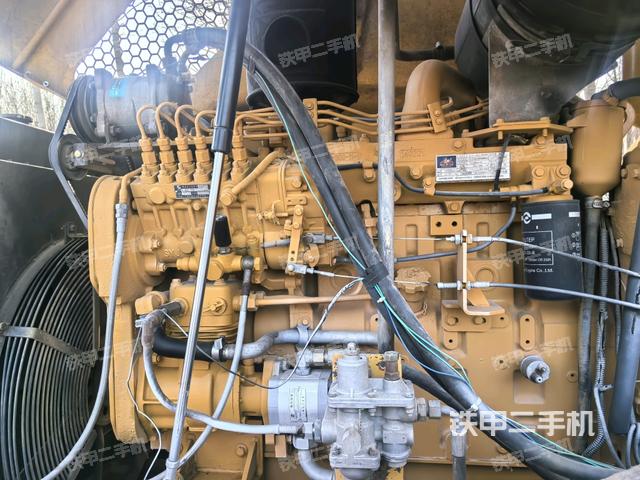 發(fā)動機左側全景（壓路機發(fā)動機艙）