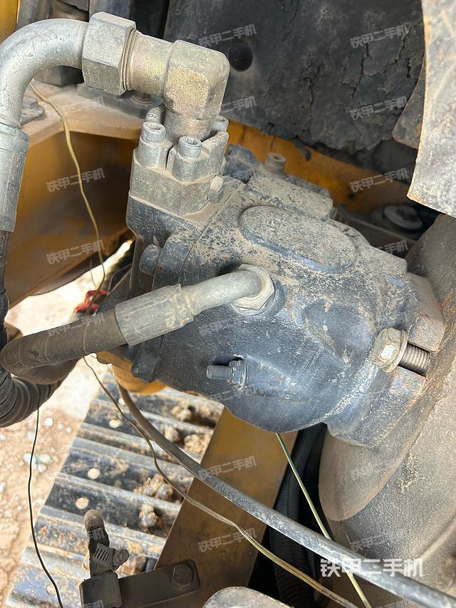 液压泵舱室正面整体（整机外观）