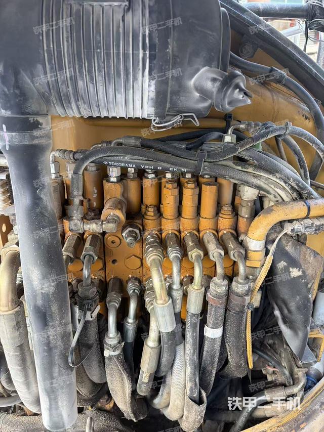 回轉(zhuǎn)馬達和主控閥（整機外觀）