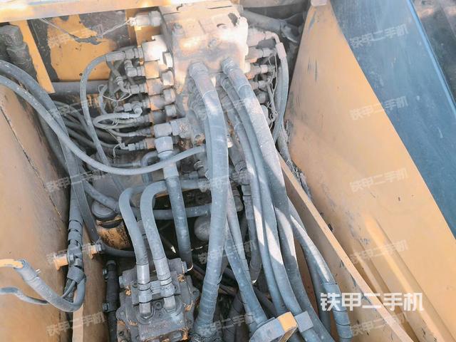 回转马达和主控阀（整机外观）