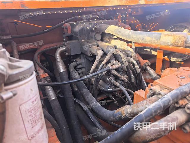 回转马达和主控阀（整机外观）