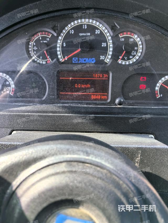 驾驶室内座椅、仪表操作手柄全景（压路机驾驶室）