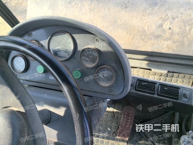 駕駛室內(nèi)座椅、儀表操作手柄全景（壓路機駕駛室）