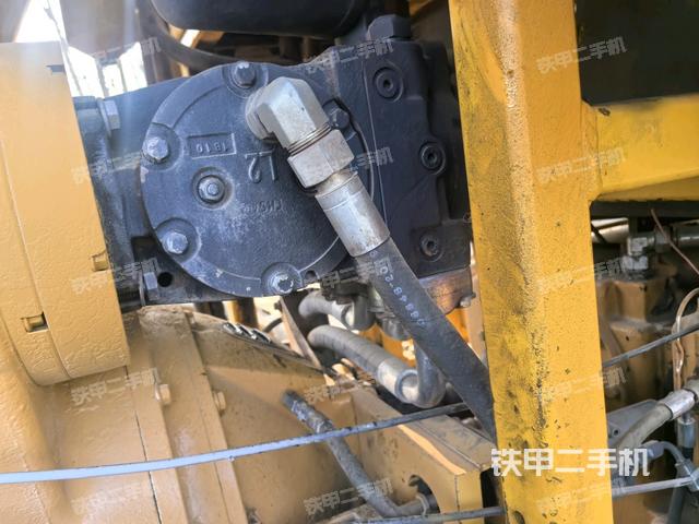 發(fā)動機艙液壓泵全景（壓路機發(fā)動機艙）