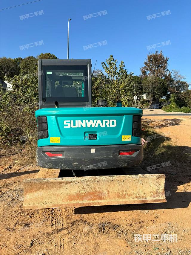 駕駛室頂部（整機外觀）