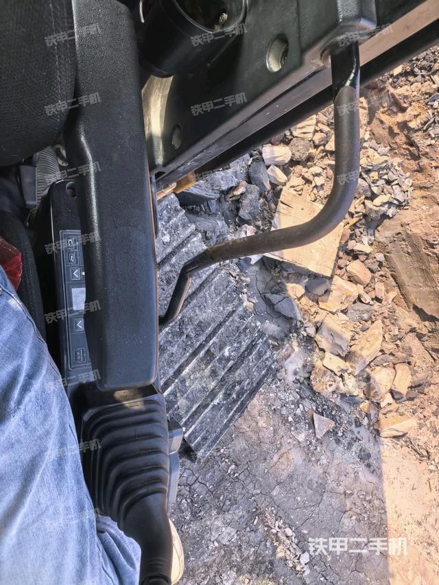 行走控制手柄和踏板?俯拍（駕駛室部分）