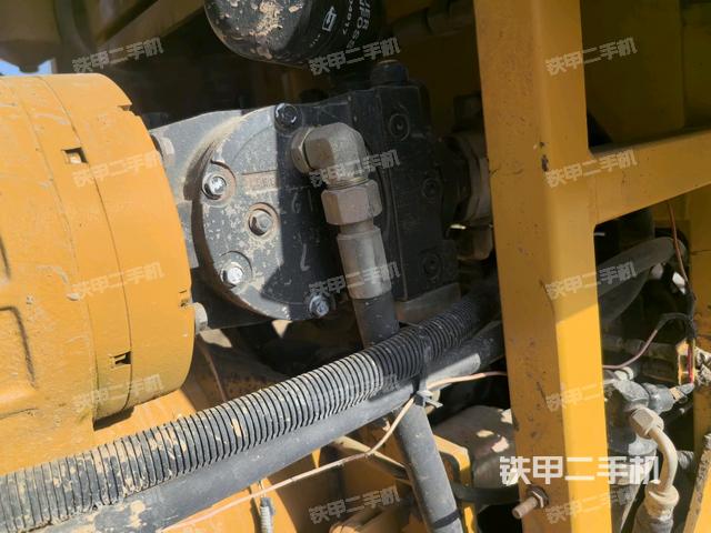 發(fā)動(dòng)機(jī)上部全景（壓路機(jī)發(fā)動(dòng)機(jī)艙）