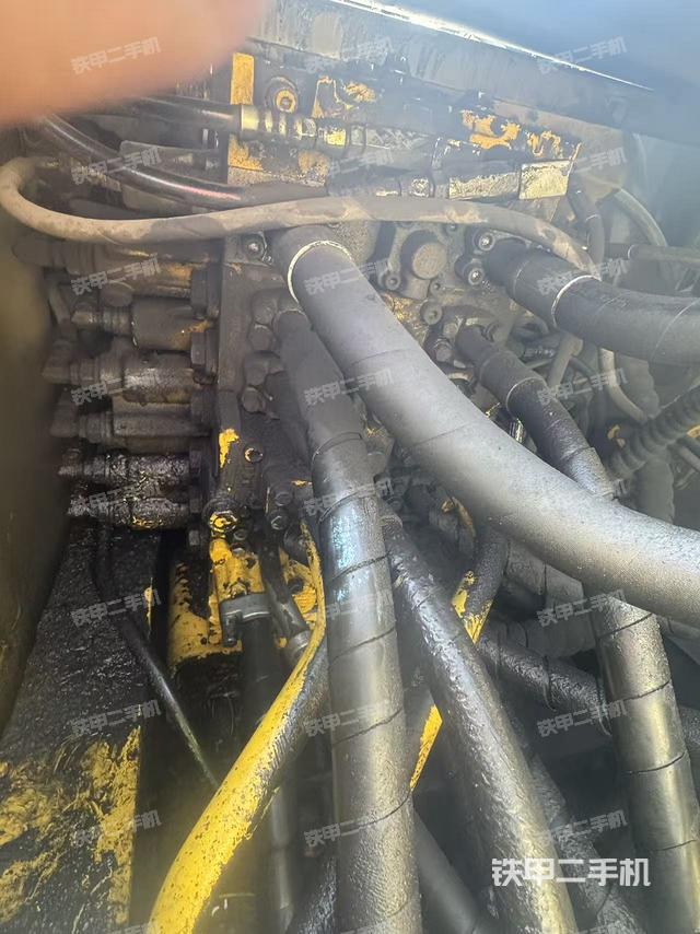 回转马达和主控阀（整机外观）