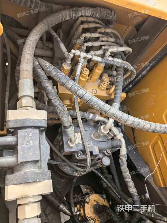 回转马达和主控阀（整机外观）