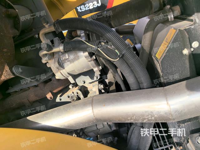 发动机右侧全景（压路机发动机舱）