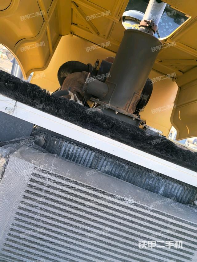 分动箱或变速箱（压路机发动机舱）