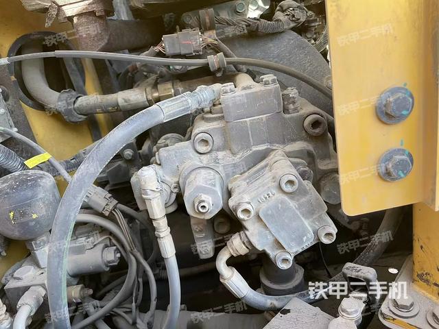 液压泵舱室正面整体（整机外观）