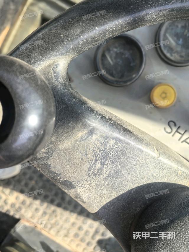 駕駛室側(cè)向上照全景（壓路機(jī)駕駛室）