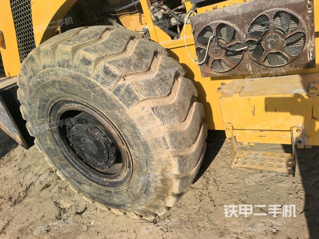 前輪右側(cè)減震塊連接及部件（壓路機(jī)前后車架）