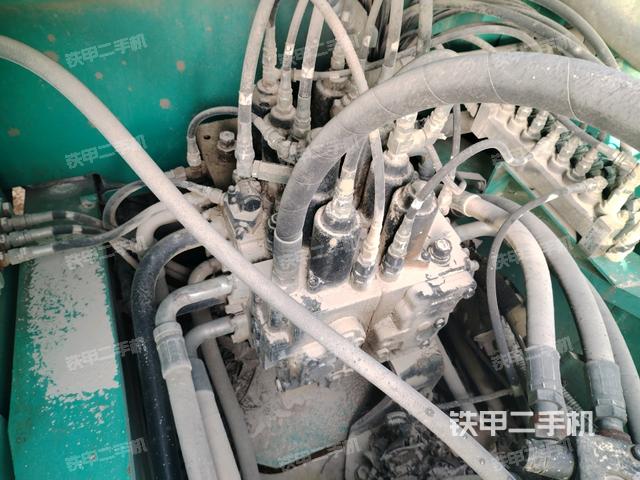 回转马达和主控阀（整机外观）