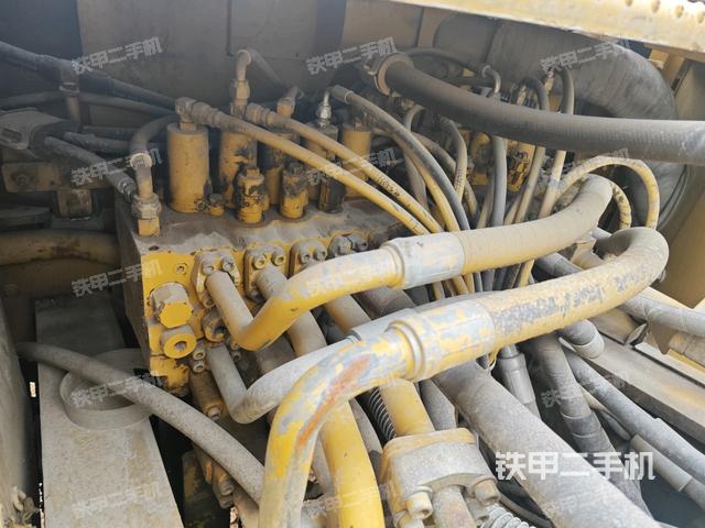 回轉(zhuǎn)馬達(dá)和主控閥（整機(jī)外觀）