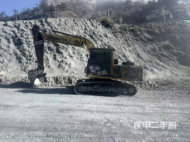 小松PC220-8挖掘机