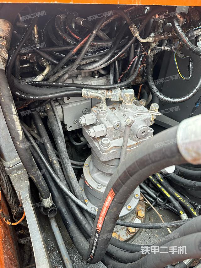 回轉(zhuǎn)馬達(dá)和主控閥（整機(jī)外觀）