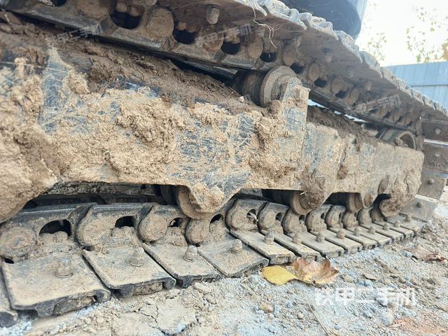 液压泵舱室正面整体（整机外观）