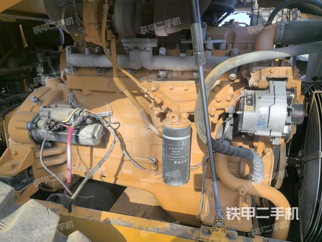 發(fā)動機上部全景（壓路機發(fā)動機艙）