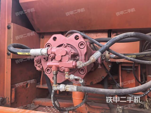 液压泵舱室正面整体（整机外观）