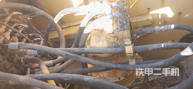 回转马达和主控阀（整机外观）