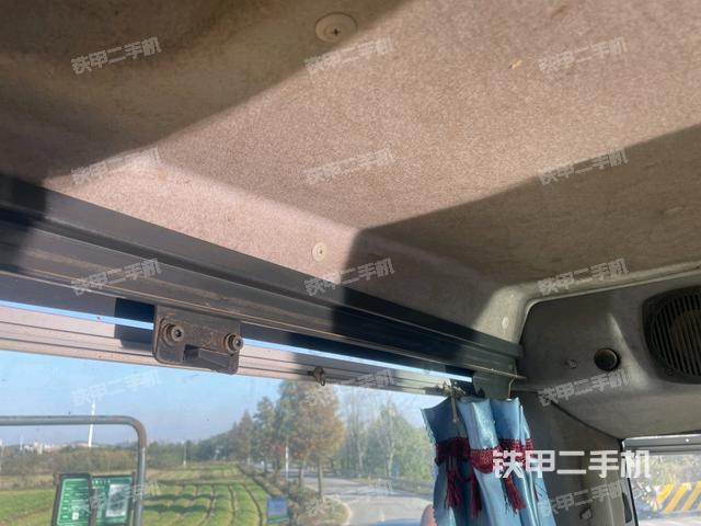 行走控制手柄和踏板?俯拍（駕駛室部分）