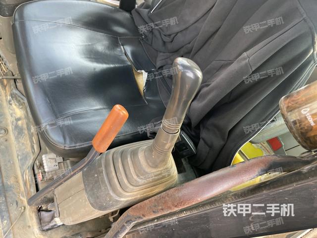 行走控制手柄和踏板 俯拍（驾驶室部分）