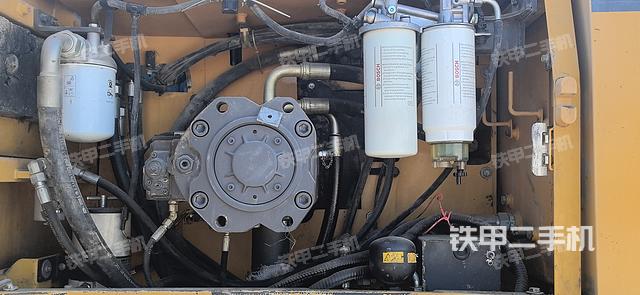 液压泵舱室正面整体（整机外观）