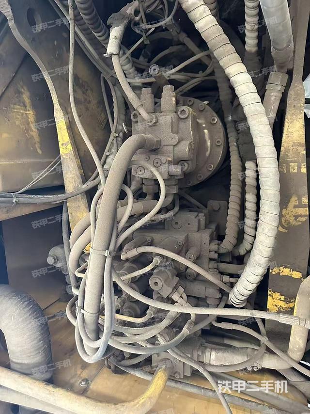 回轉(zhuǎn)馬達(dá)和主控閥（整機(jī)外觀）